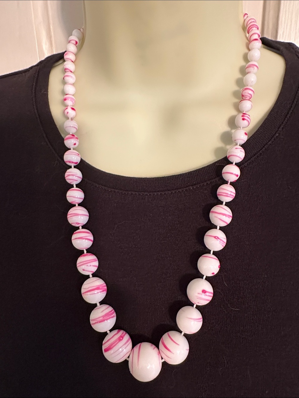 Vintage 70s/80s Pink Striped Graduated White Plastic Bead‎ Necklace